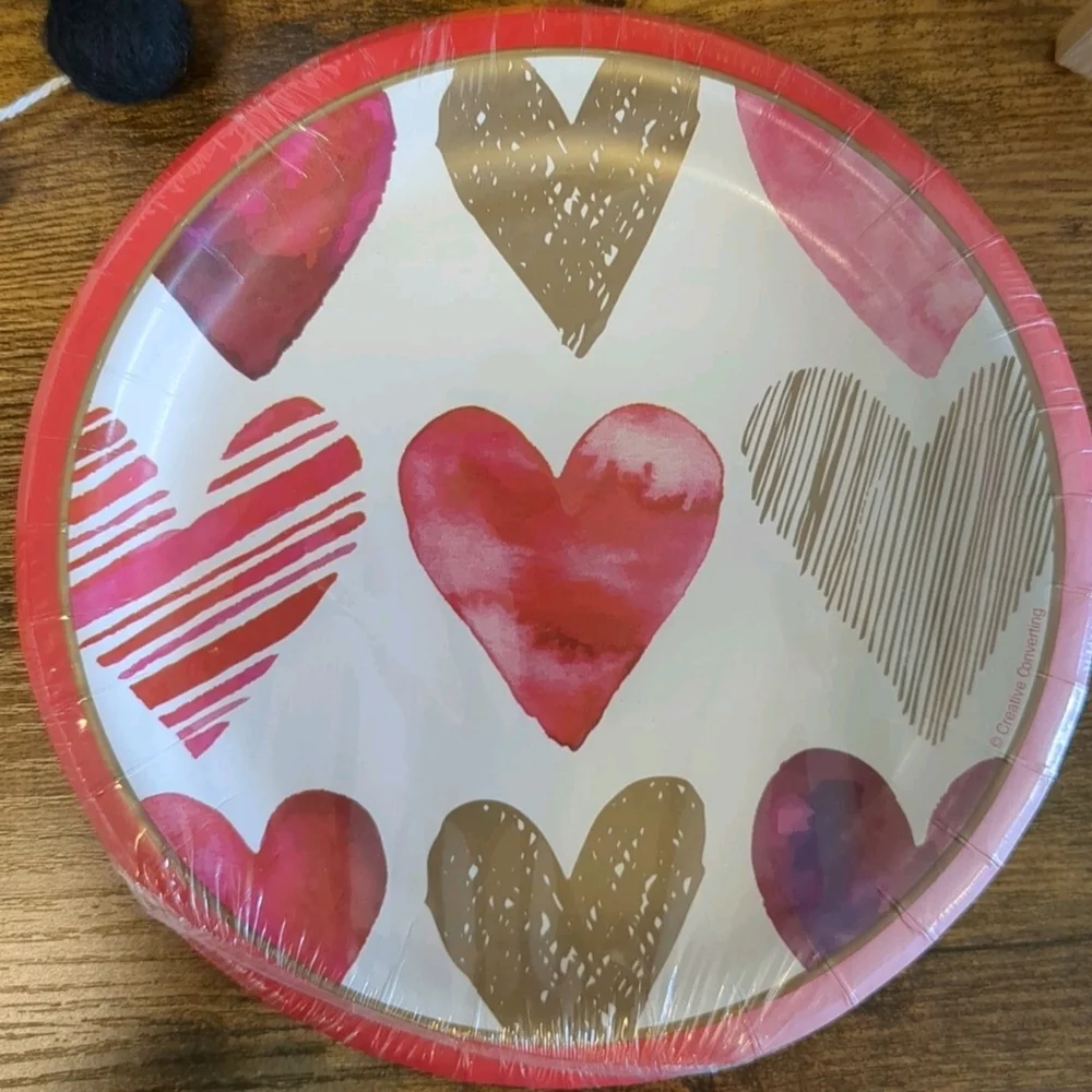 NEW Valentine's Day Paper Dessert Plates 8 Count 6-7/8